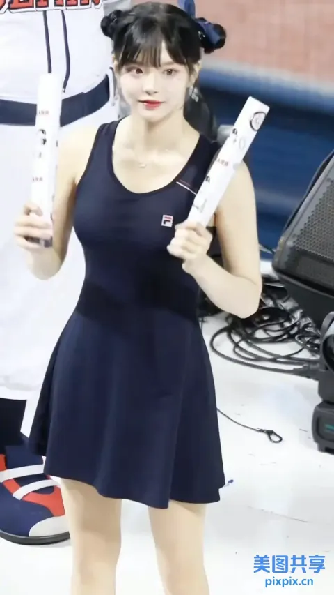 身穿黑色连衣裙的 araffe 女子手持棒球棒