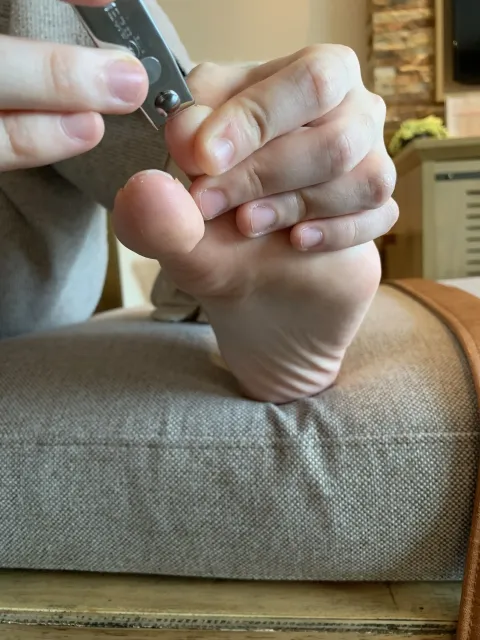 有人手里拿着一把剪刀