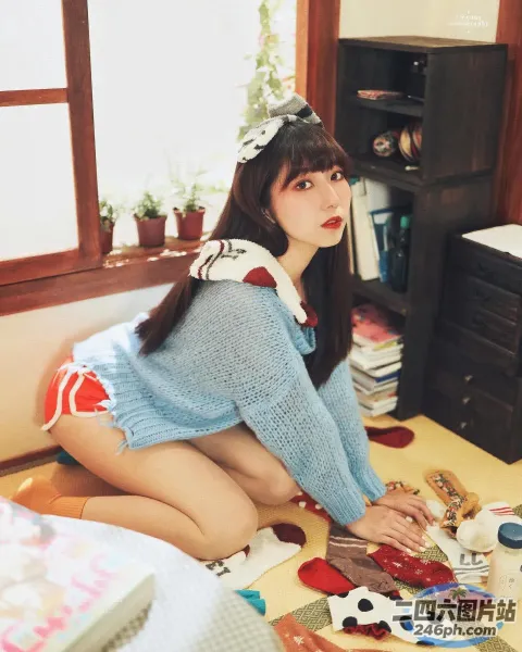 Araffe 女孩坐在一个有很多垃圾的房间的地板上