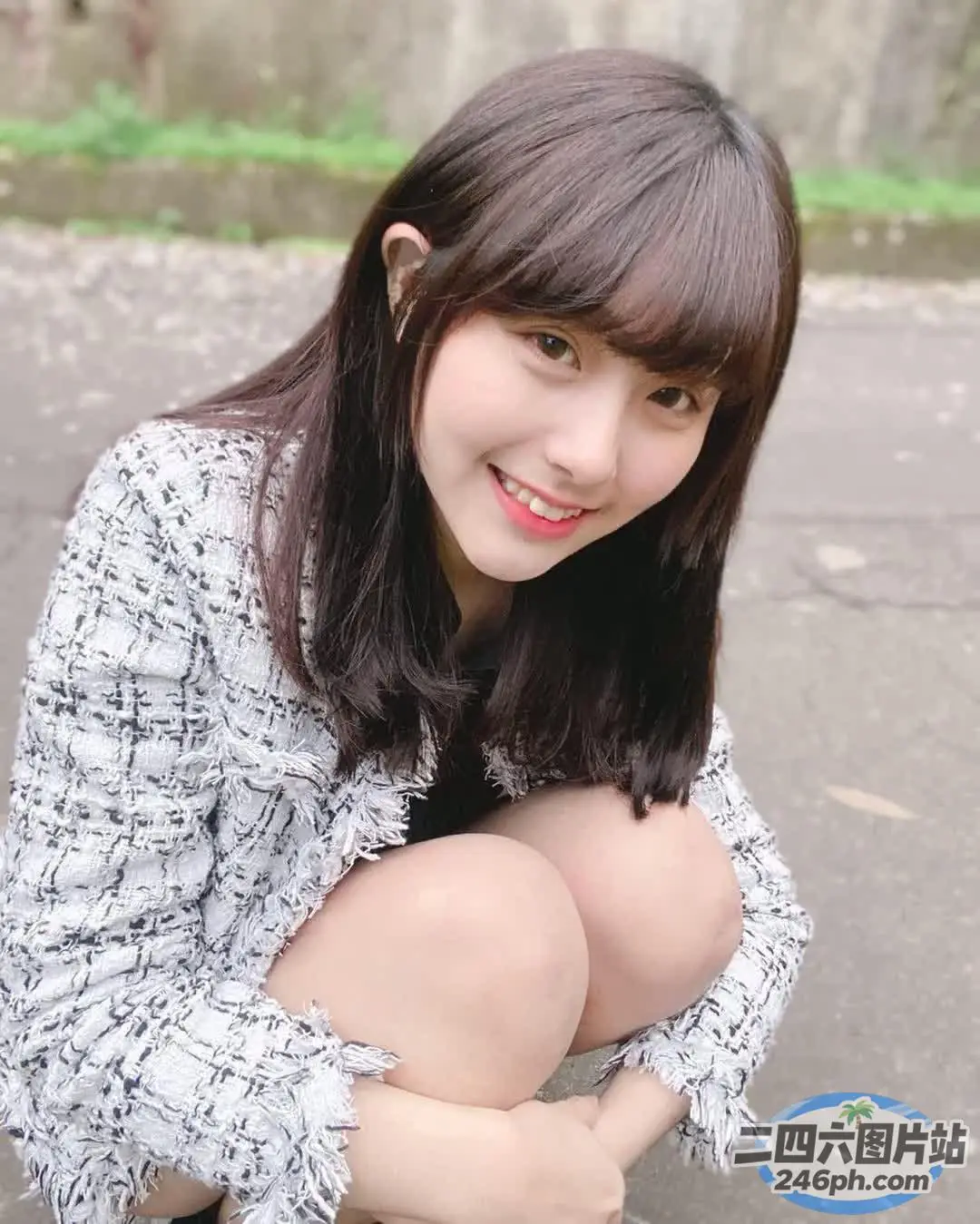 蹲在公园滑板上的 Araffed 亚洲女子