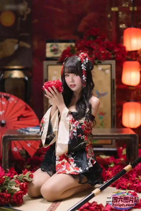穿着和服的阿拉伯女人坐在开着红花的地毯上