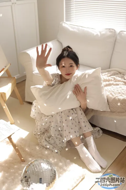 阿拉菲女人坐在有镜子的房间里的沙发上