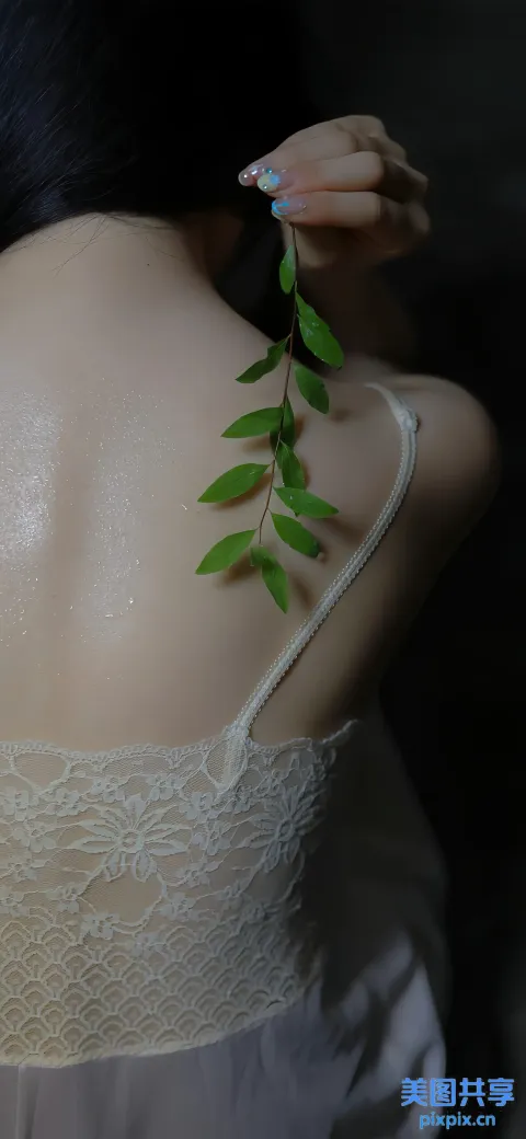 有一个穿着白色连衣裙的女人拿着一株植物