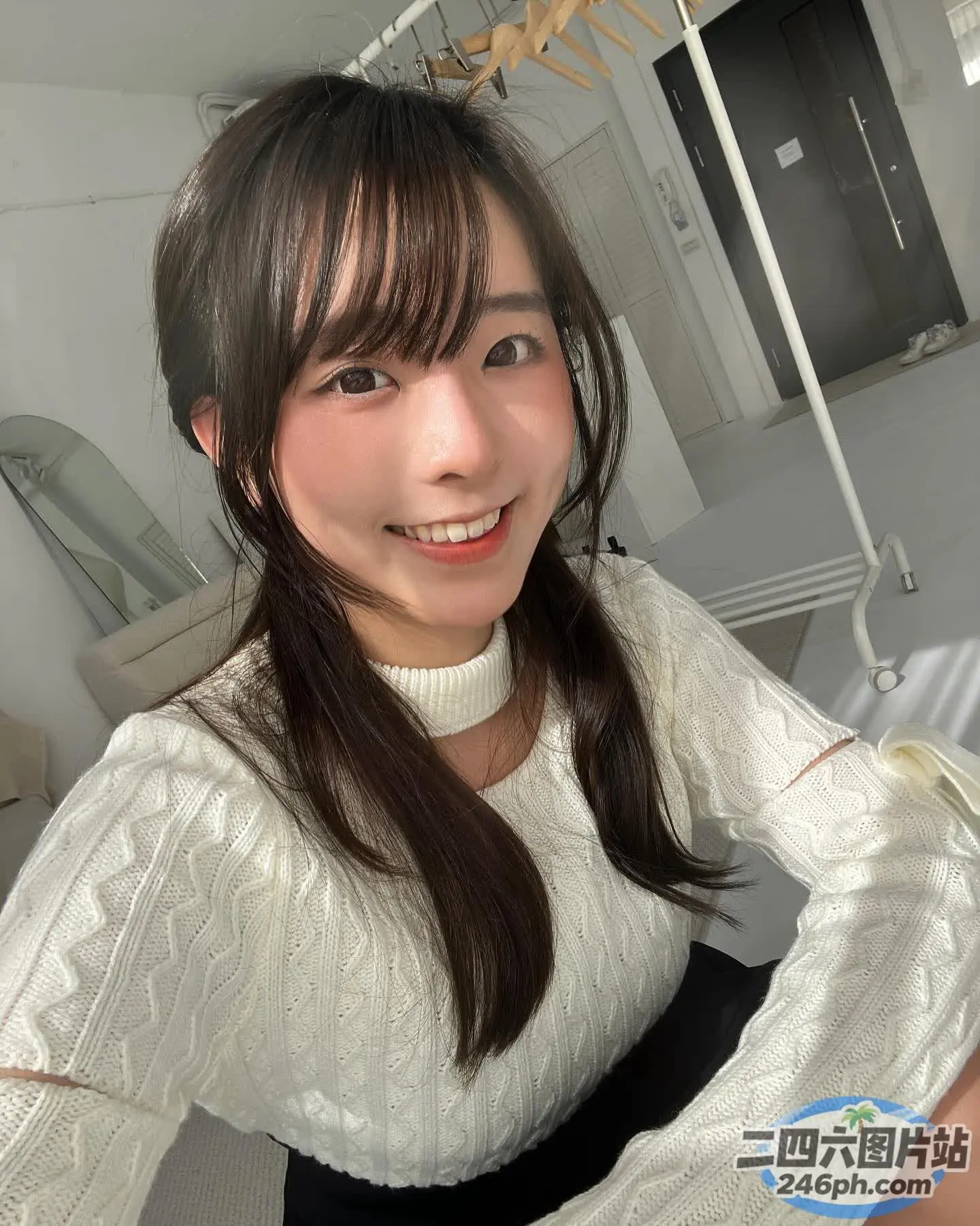 有一位女士面带微笑并摆姿势拍照