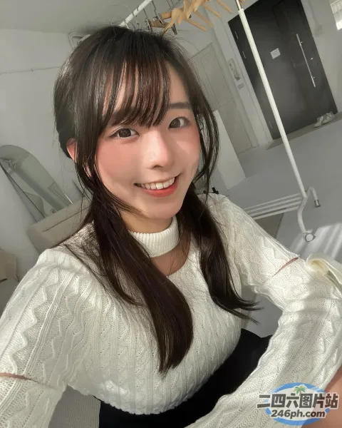 有一位女士面带微笑并摆姿势拍照
