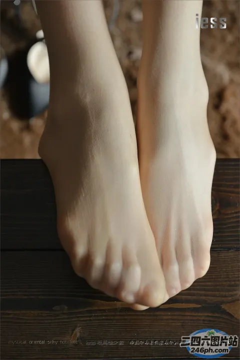 有一个人赤脚站在木凳上