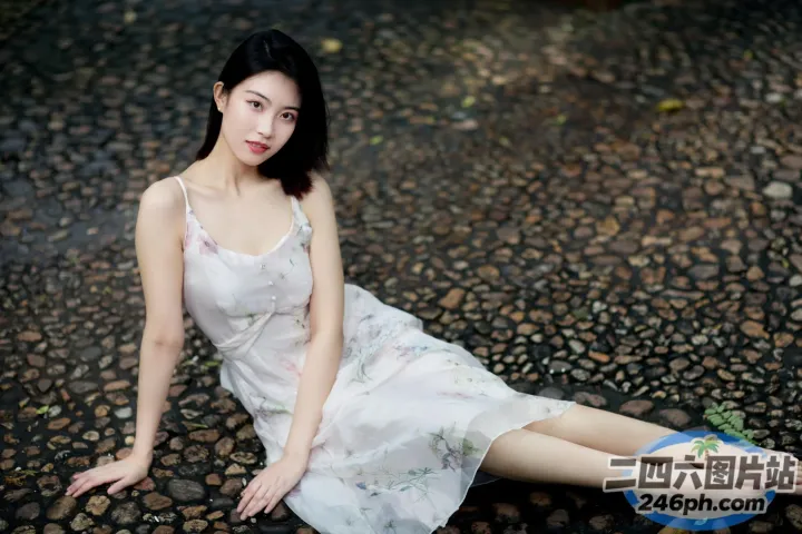 地上坐着一个穿着裙子的女人
