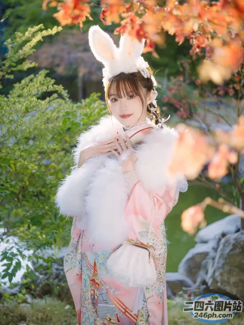 有一个穿着和服和兔子服装的女人