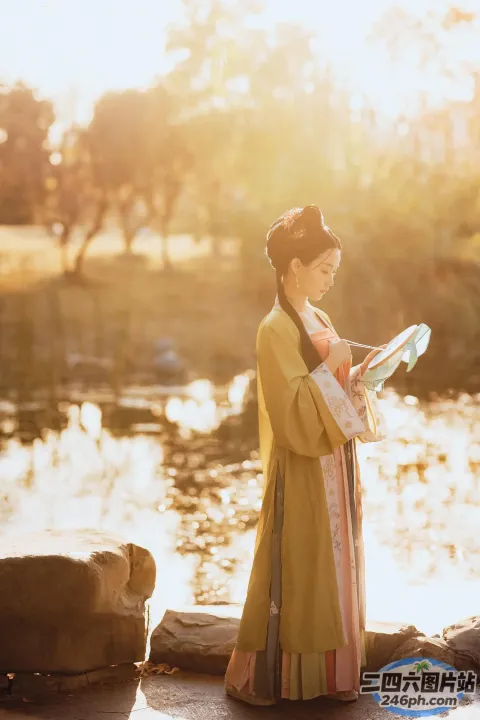 身着传统服饰的 Araffe 女子在湖边读书