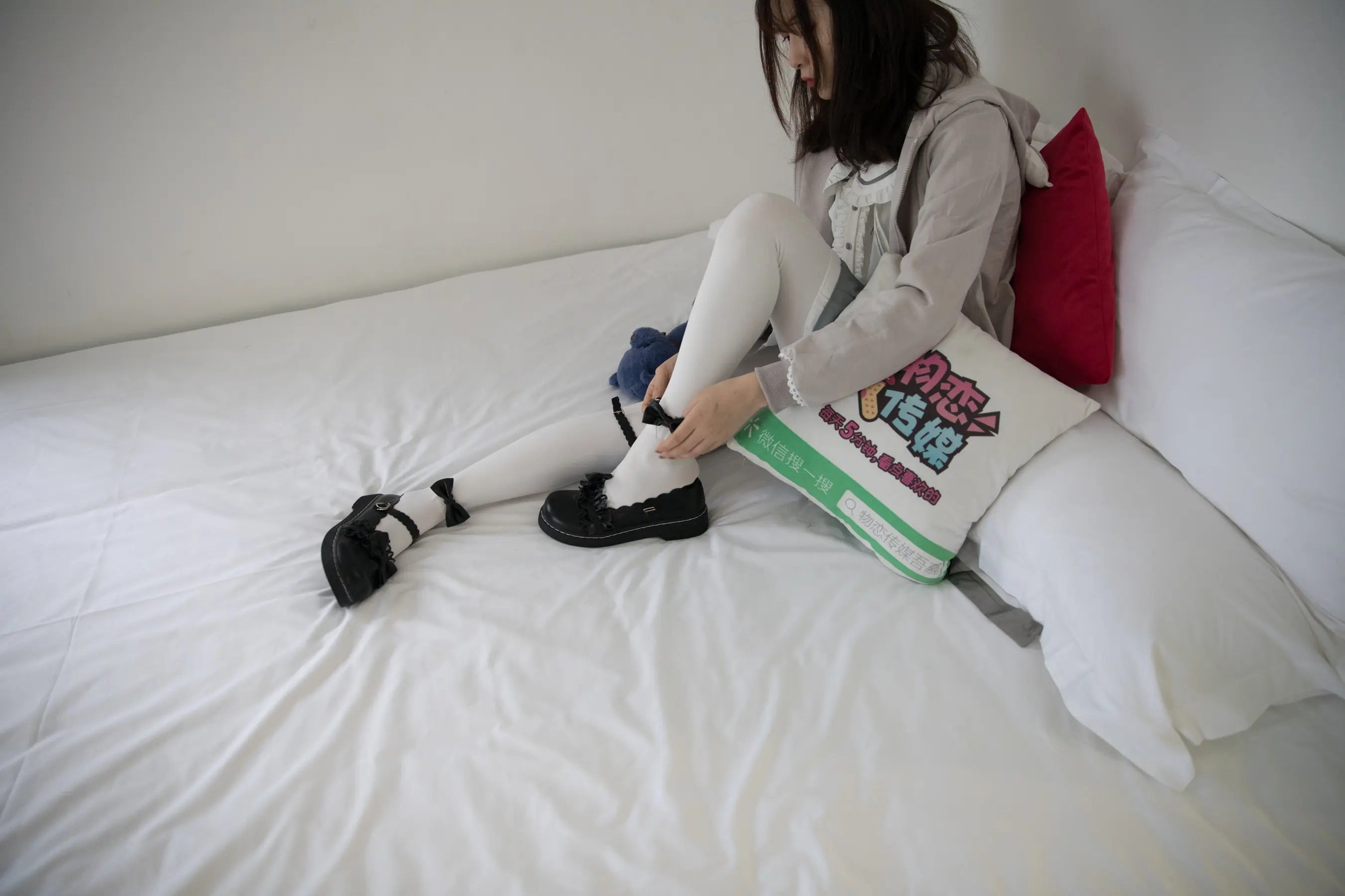 有个女人坐在床上，手里拿着一本书