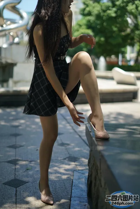 倚靠在墙上的黑裙 araffe 女子