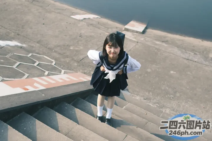 有一个年轻女孩走上一段楼梯