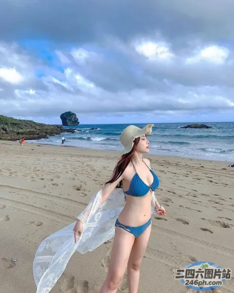 海滩上穿着比基尼、戴着帽子的阿拉伯裔女人
