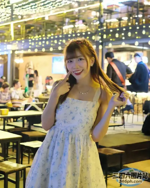 餐厅里站着一个女人，脸上带着微笑