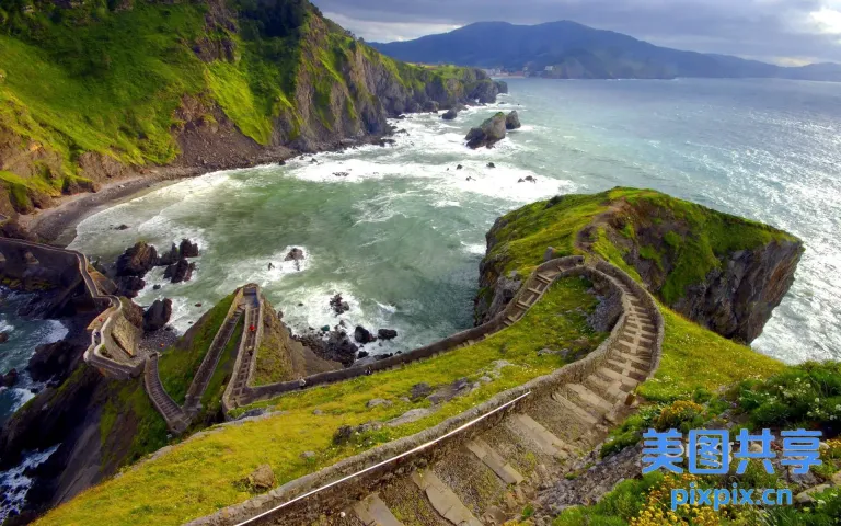 岩石悬崖的 arafed 景观，有通往大海的楼梯