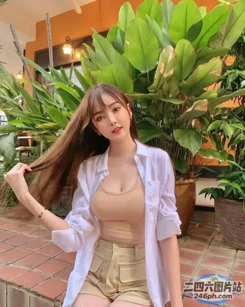 坐在砖墙上的长发亚洲女人