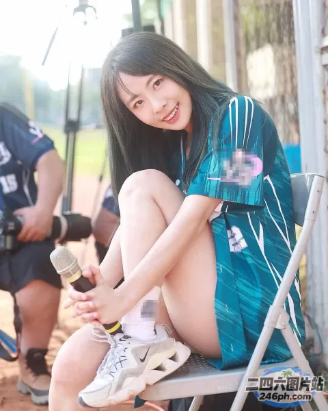 有个女人坐在椅子上，手里拿着一瓶酒