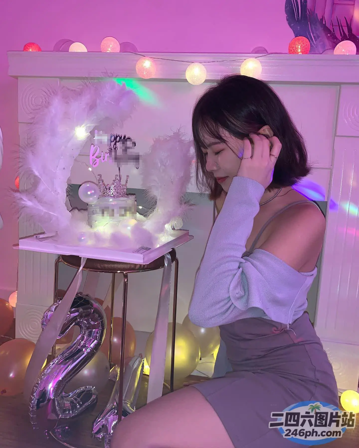 地板上坐着一个女人，手里拿着一个袋子和一个蛋糕