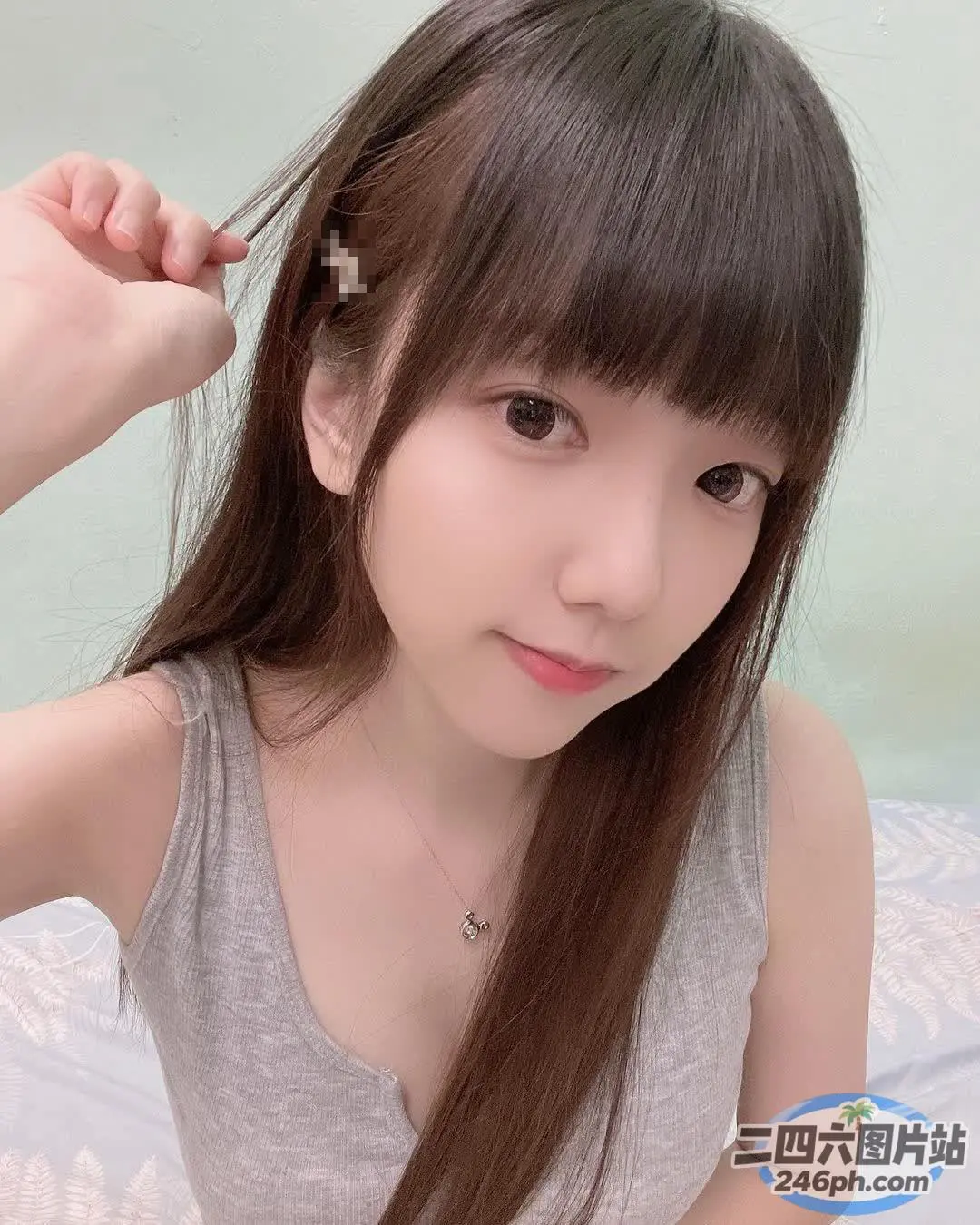 一个女人用刷子梳头的特写