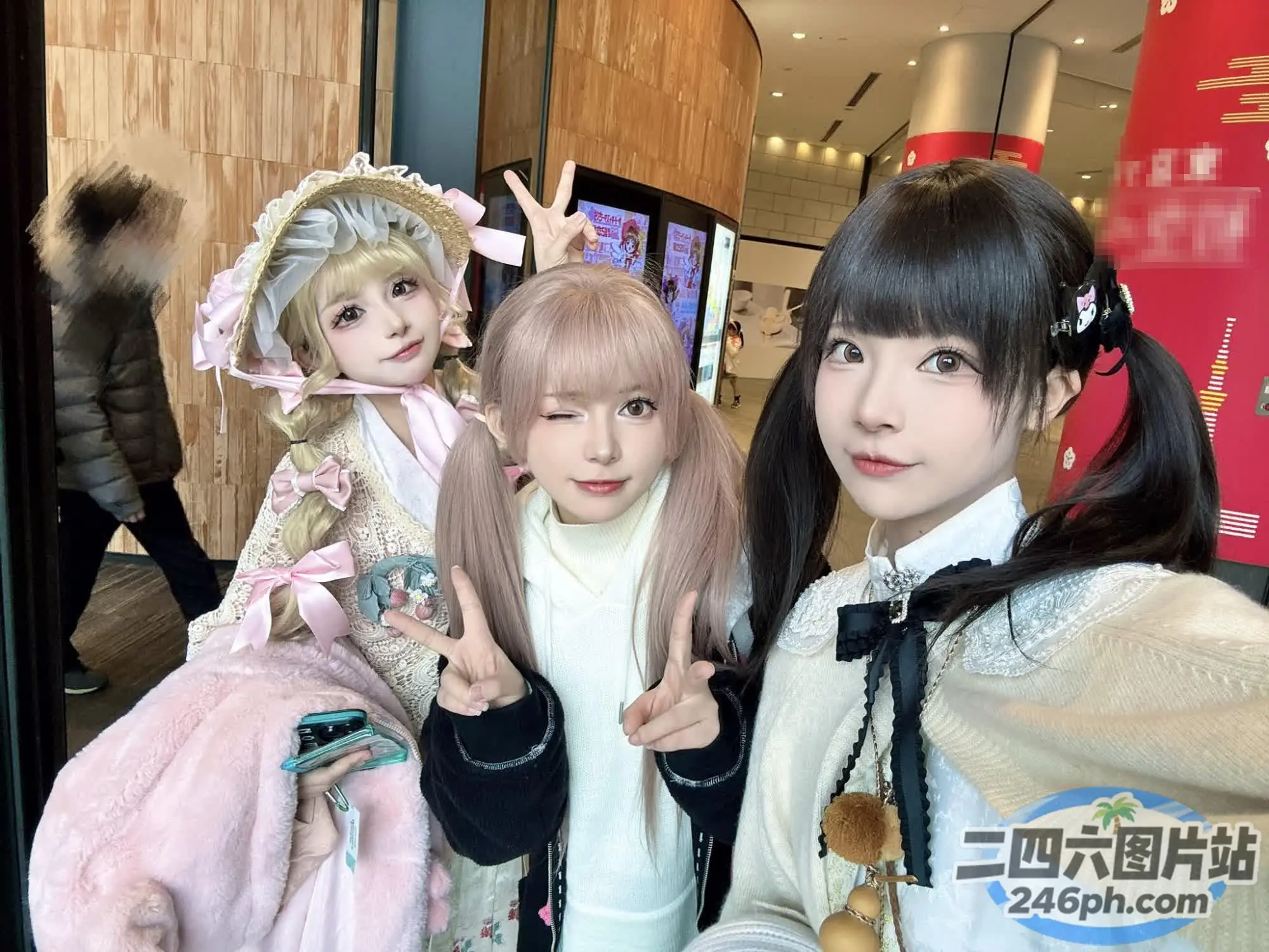 三名身着戏服的女孩在商场里摆姿势拍照