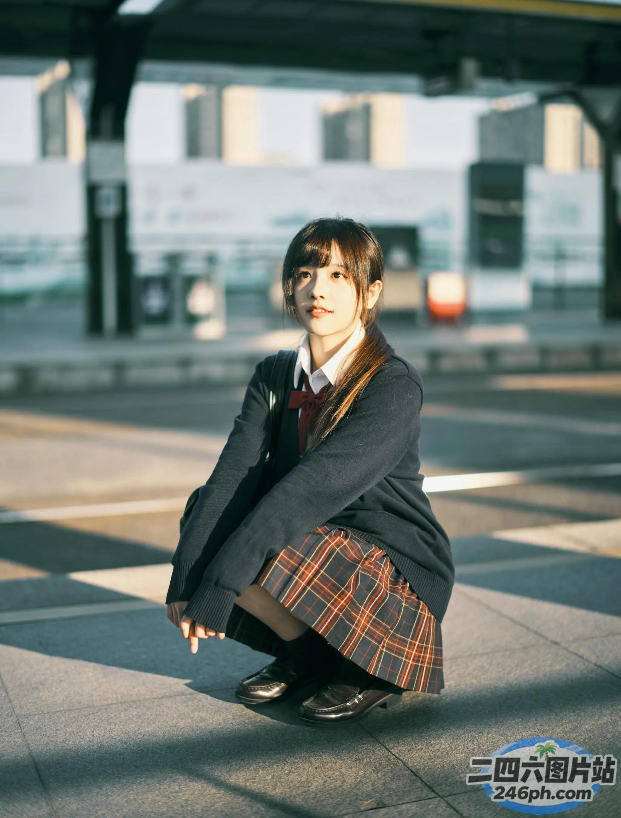 地上坐着一个穿着校服的女人