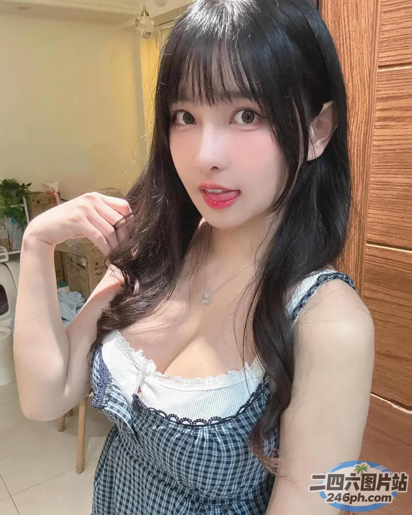 一个穿着裙子的女人摆姿势拍照的特写