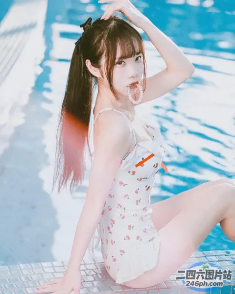 坐在泳池壁架上的女人的特写