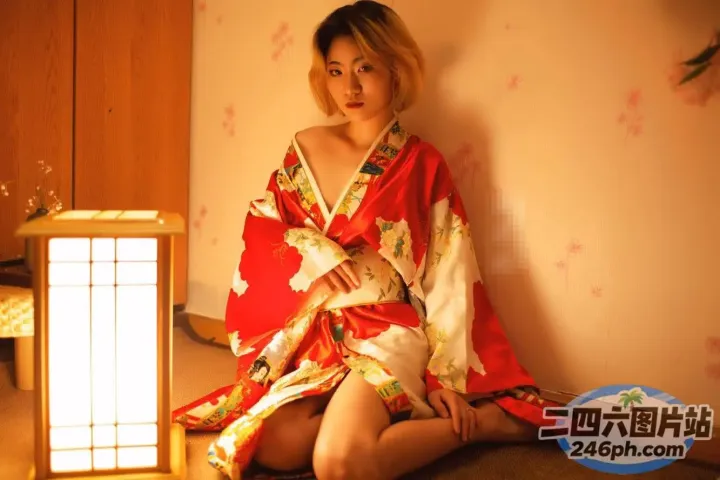 穿着和服的 arafed 女人坐在一盏灯的床上