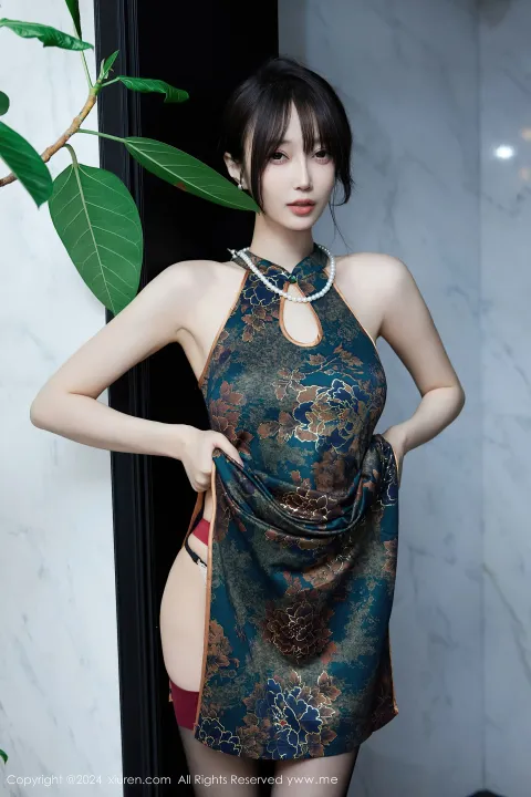 一个穿着裙子的女人摆姿势拍照的特写