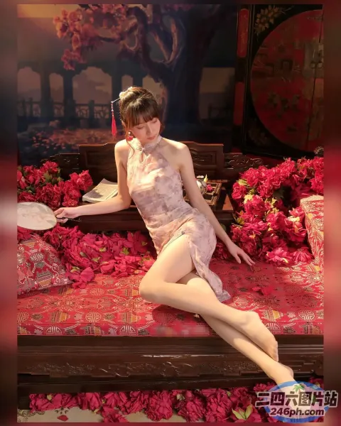 有一个女人坐在一张床上，床上放着鲜花