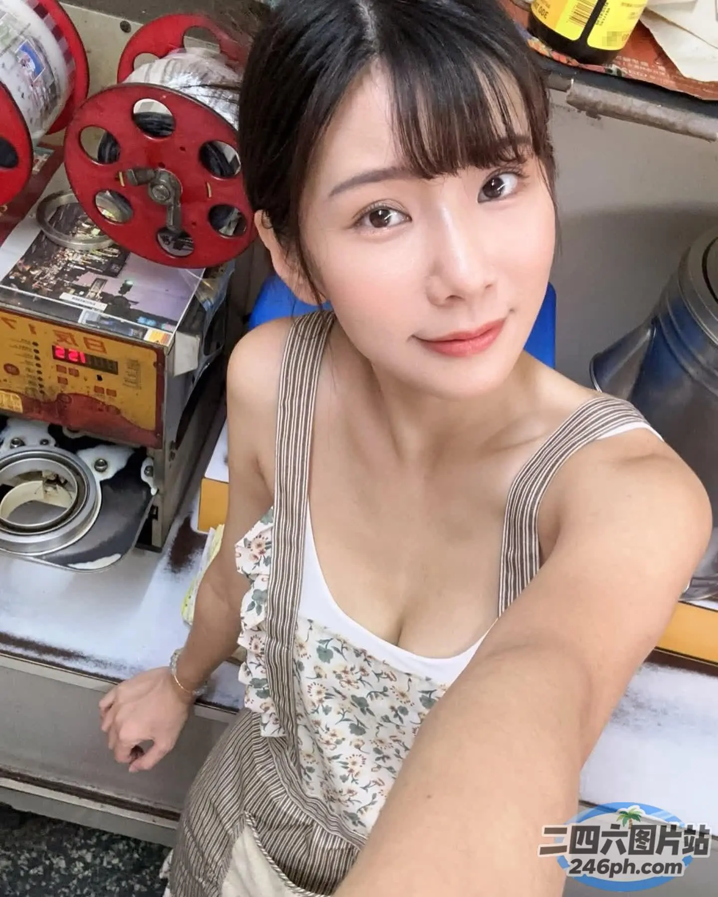 歌词大意： 有个女人在厨房里自拍