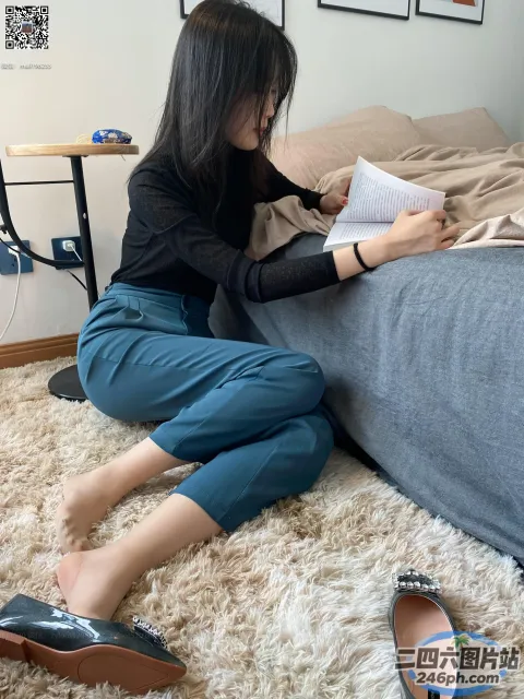 阿拉夫德女人坐在床上看书