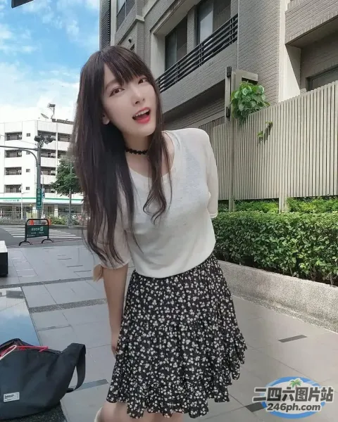 身穿裙子和白衬衫的 Araffed 亚洲女子合影留念