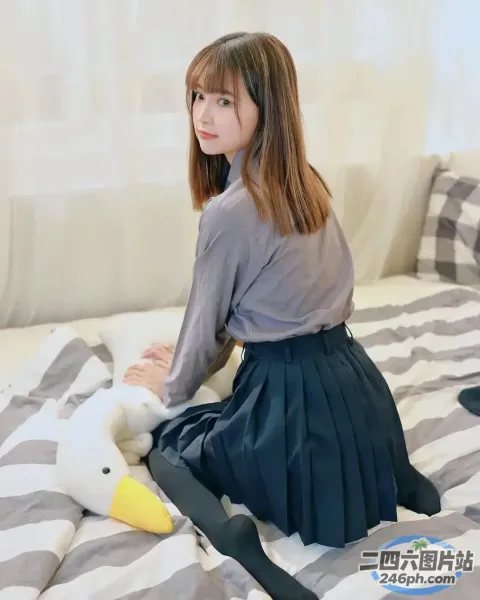 Araffe 坐在床上，有一只毛绒鸭子和一只毛绒鸭子