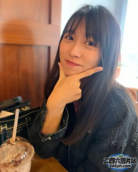 阿拉夫德女人坐在桌子旁，手里拿着饮料和吸管
