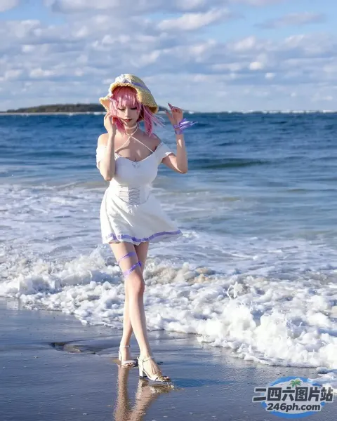 身穿白色连衣裙、戴着帽子的女子在海边的海滩上行走