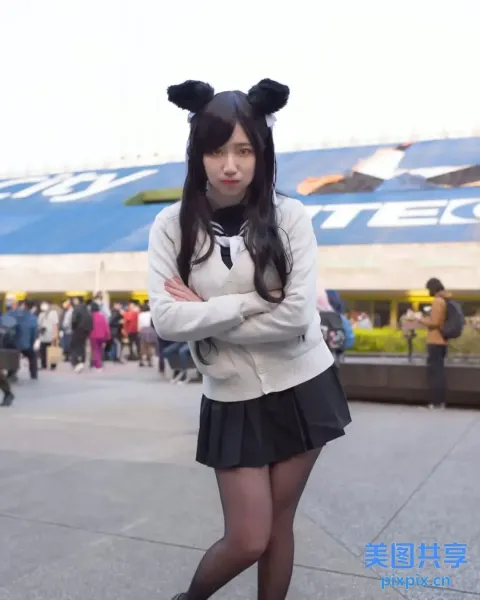 Araffe 身着黑白服装合影留念