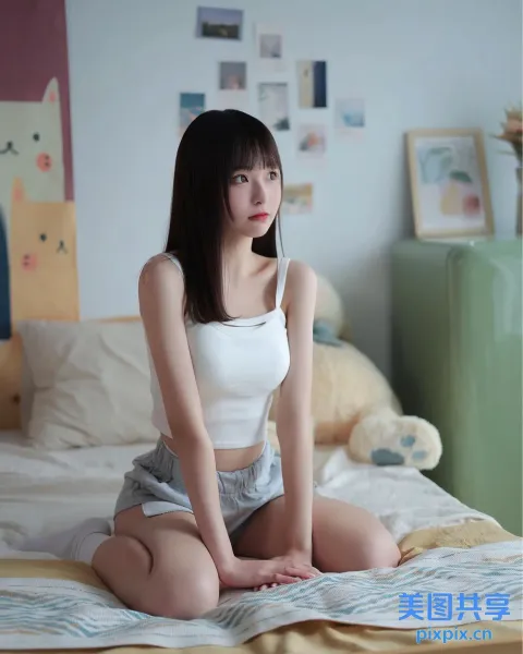 阿拉伯裔亚洲女子 穿着白色背心坐在床上