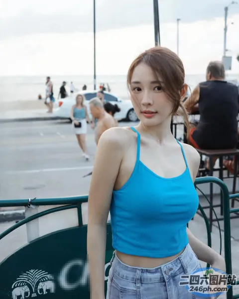 站在人行道上的蓝色上衣的 araffe 亚洲女性