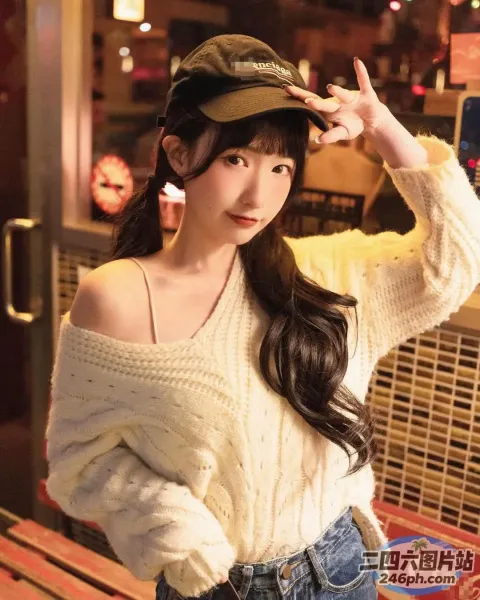 戴帽子、身穿毛衣的阿拉菲女子合影留念