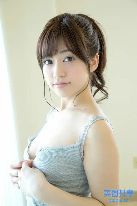 一个穿着蓝色连衣裙的女人拿着手机的特写