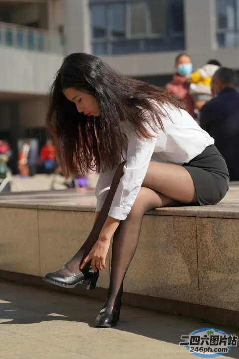 女人坐在窗台上，双腿交叉，穿着鞋子