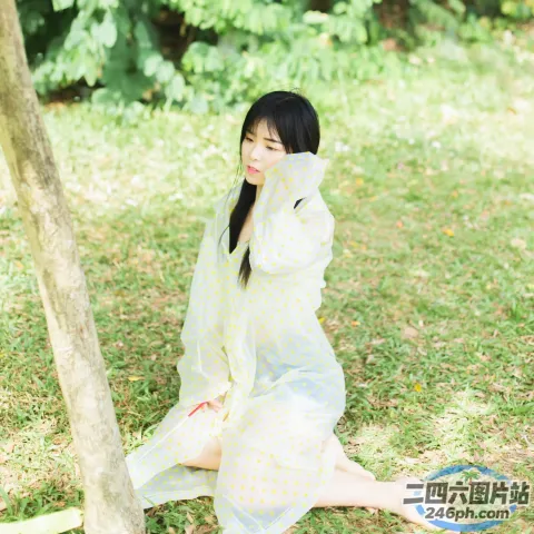 有个女人坐在树下的地上