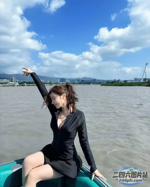 水中有个女人坐在船上