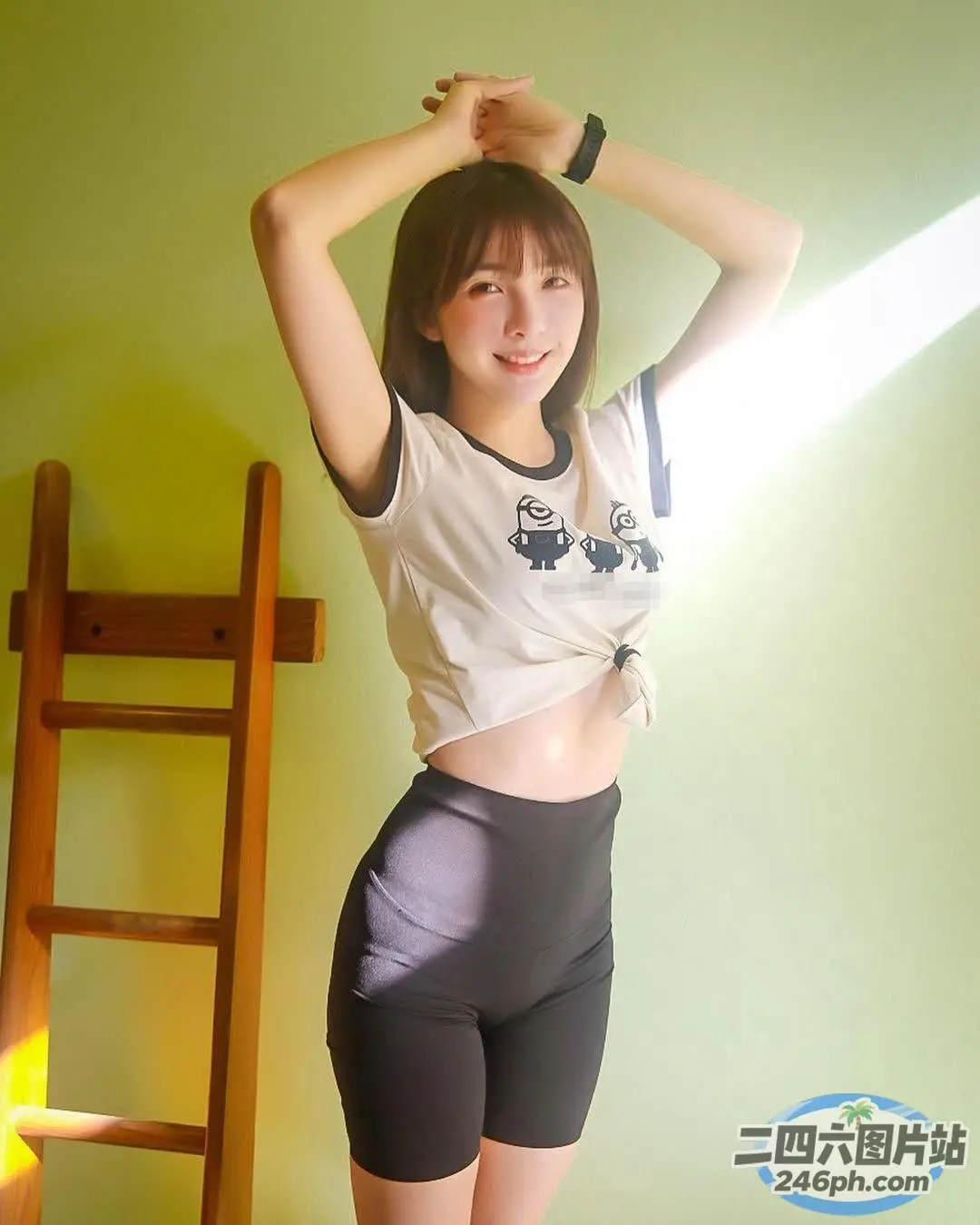 身穿白衬衫和黑色短裤的 arafed 亚洲女性合影留念