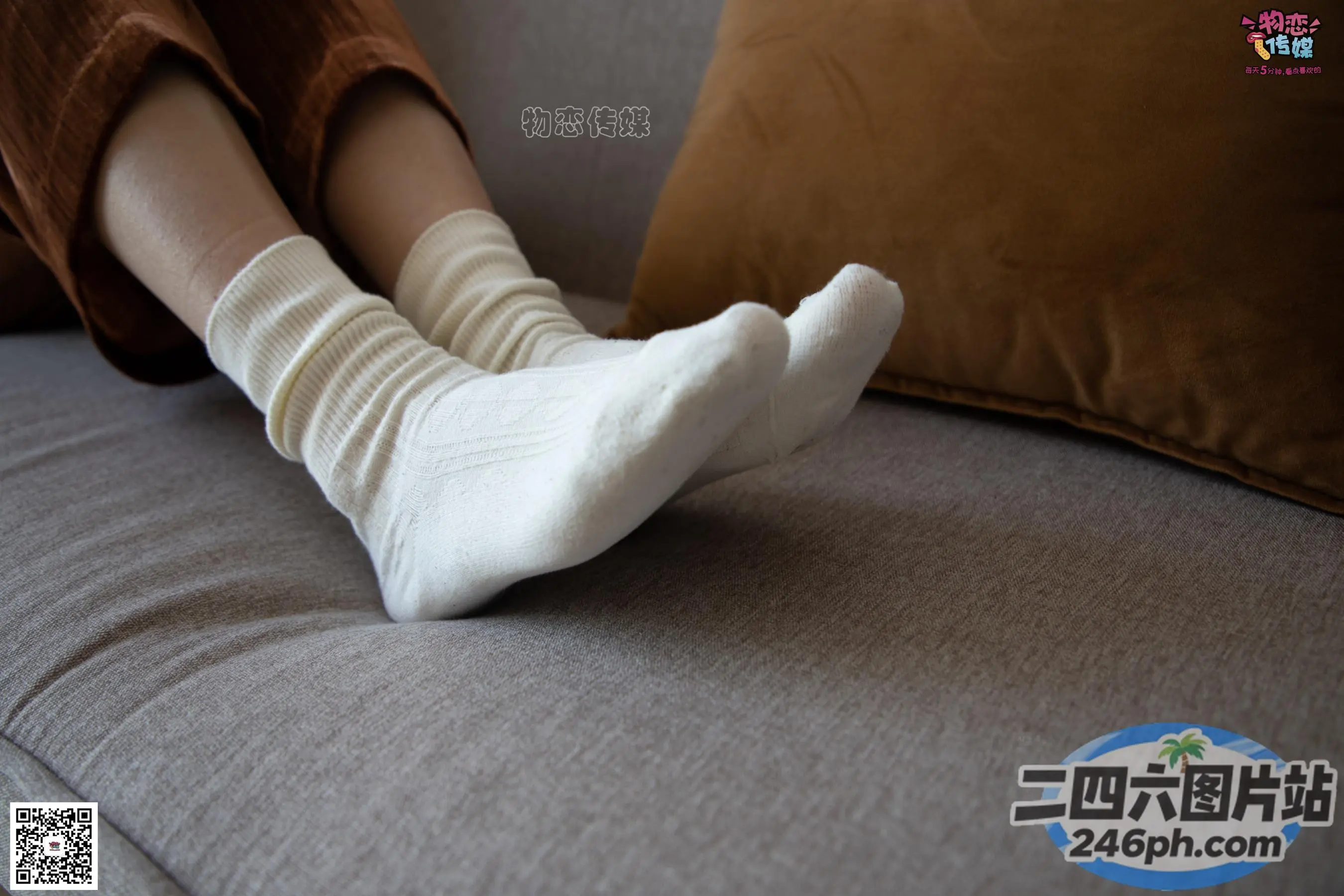 沙发上的双腿有枕头和枕头