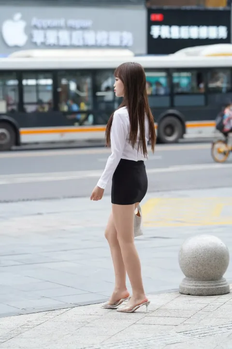 站在公交车前人行道上的阿拉菲女子