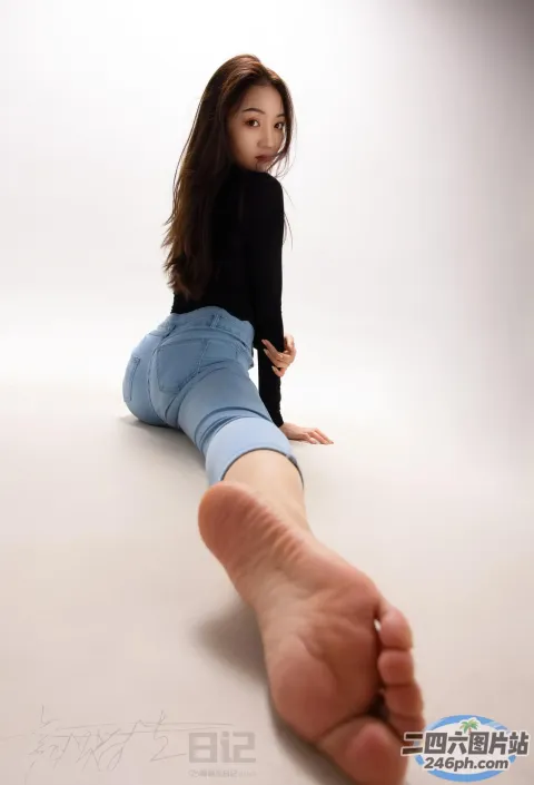 阿拉夫德女人坐在地板上，双叉