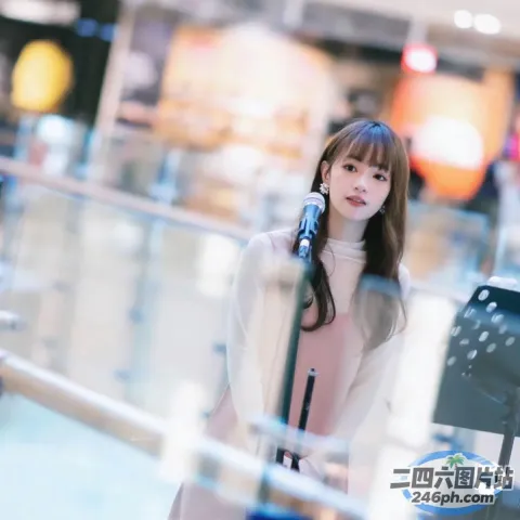 拿着麦克风站在商场里的 Araffe 女孩