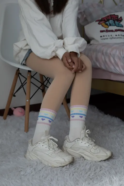 双腿交叉坐在椅子上的 Araffed 女孩